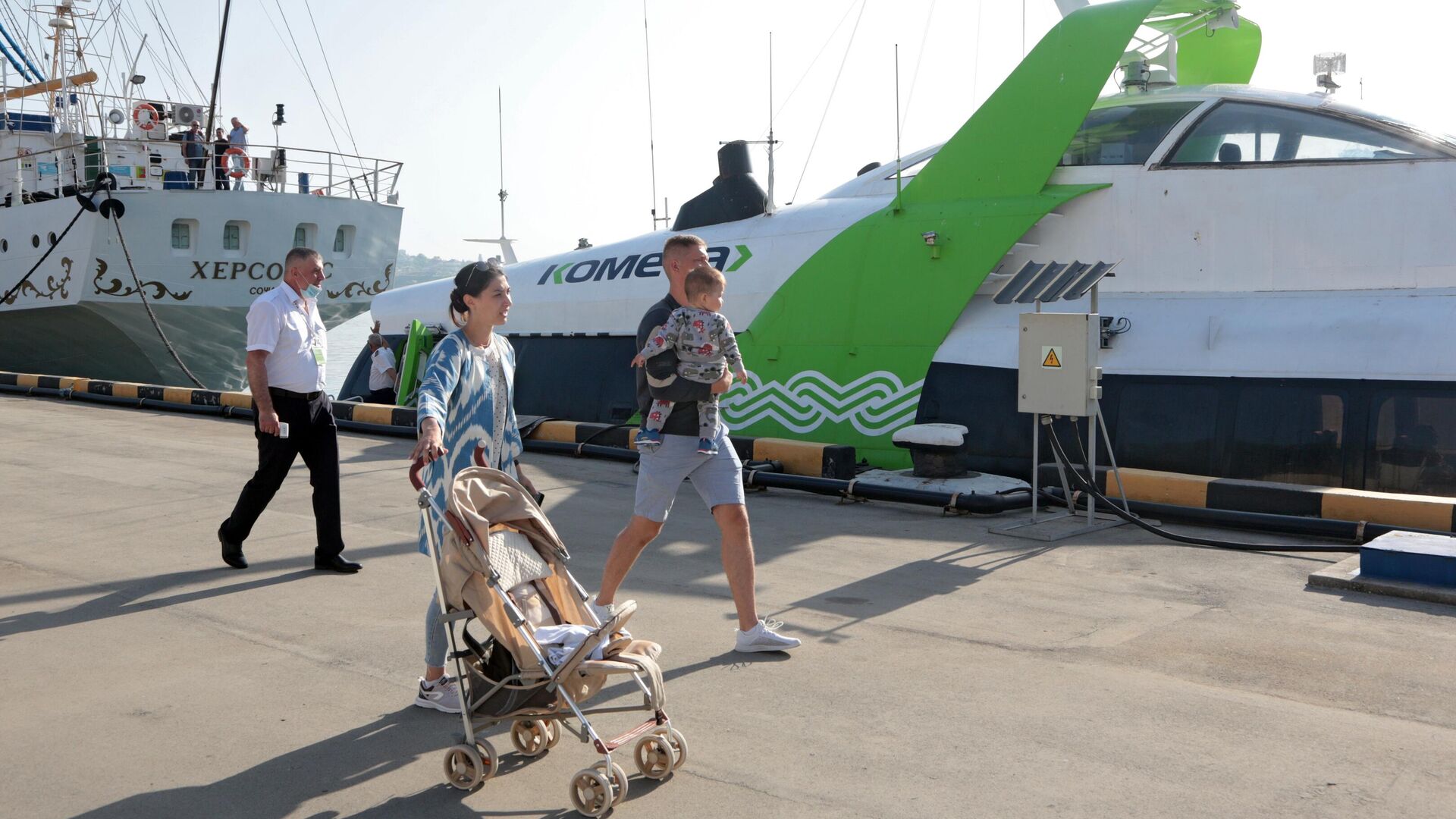 Морское пассажирское судно в порту Севастополя - РИА Новости, 1920, 22.08.2024