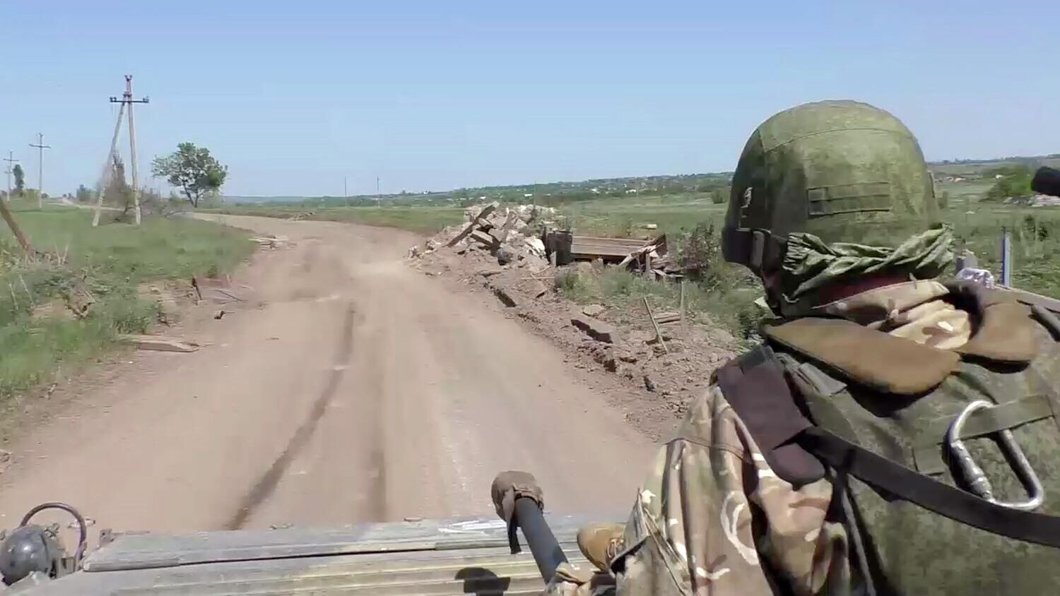 Военнослужащий Народной милиции ДНР в районе Авдеевки. Кадр видео - РИА Новости, 1920, 01.06.2022