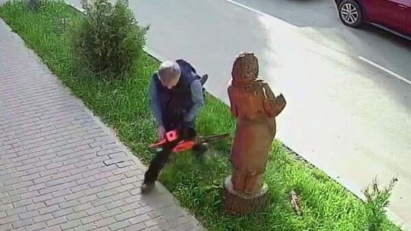 Кадр видео нападения мужчины с бензопилой на деревянную скульптуру Сальвадора Дали в Симферополе