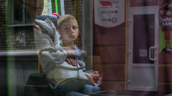  Мальчик в автобусе. Жители Славянска, который подвергается обстрелам украинскими силовиками, эвакуируют детей из города.