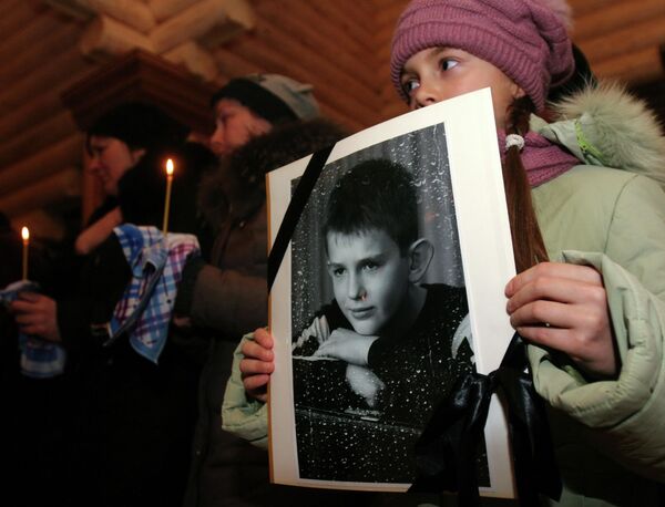 Жители Донецка во время панихиды по 12-летнему Никите Русову, погибшему 27 ноября в результате обстрела Куйбышевского района города украинскими силовикам.