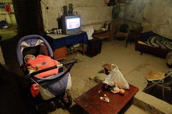 Жители Петровского района Донецка, потерявшие свое жилье в результате обстрелов города, вынуждены жить с детьми в бомбоубежище.