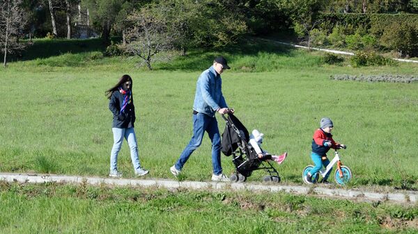 Родители с детьми гуляют на территории Массандровского дворца императора Александра III в Ялте
