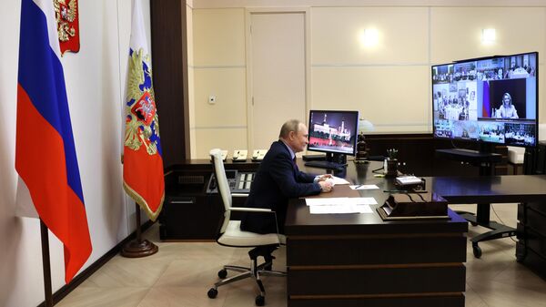 Президент РФ Владимир Путин в Международный день защиты детей по видеосвязи проводит встречу с семьями, удостоенными орденов Родительская слава