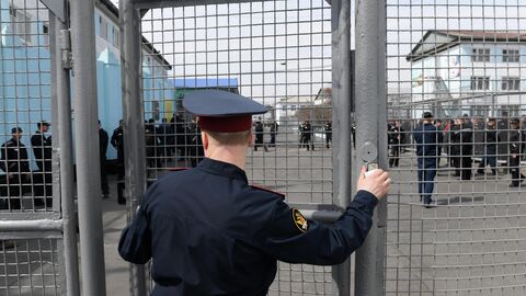 Офицер ФСИН входит в жилую зону исправительной колонии Офицер ФСИН входит в жилую зону исправительной колонии
