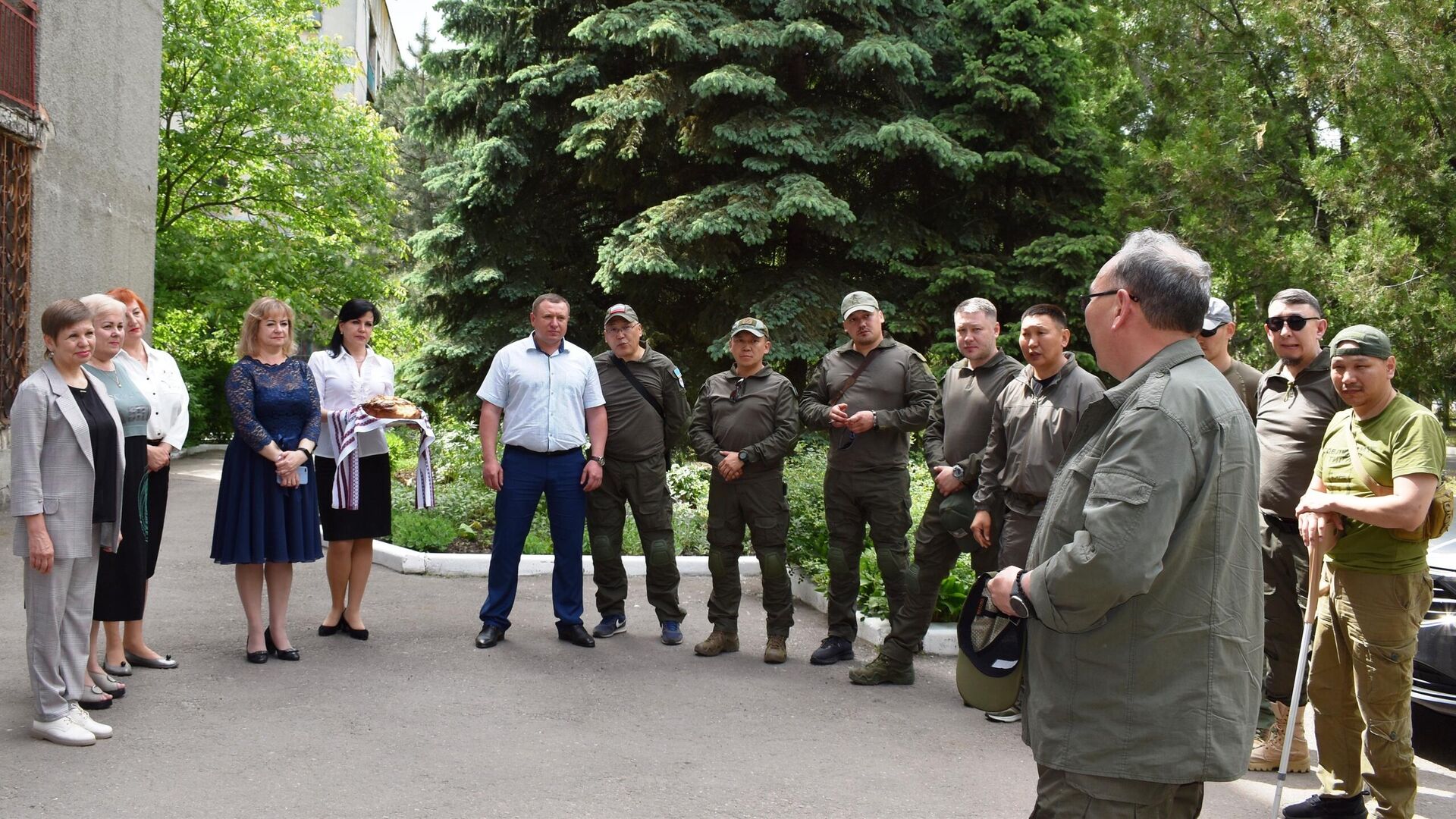 Делегация Республики Саха (Якутия) в городе Кировское в ДНР - РИА Новости, 1920, 01.06.2022