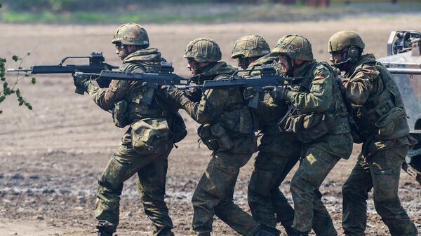 Солдаты Вооруженных сил Германии во время учений НАТО на военном полигоне в Мюнстере
