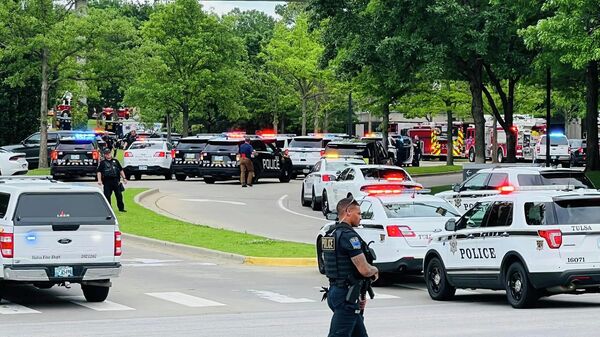Полицейские автомобили на месте стрельбы в американском городе Талса. 2 июня 2022
