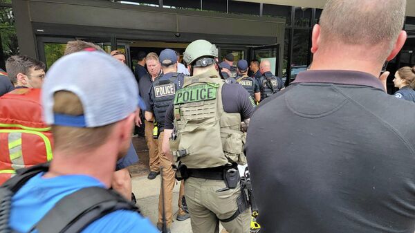 Полицейские на месте стрельбы в американском городе Талса. 2 июня 2022