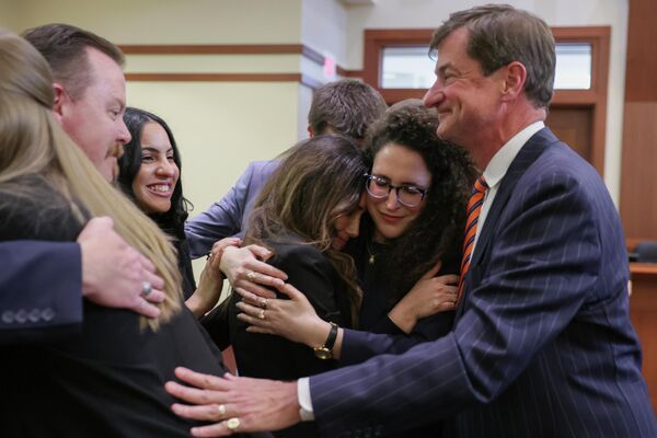 Адвокаты Джонни Деппа празднуют победу после оглашения приговора в окружном суде округа Фэрфакс, штат Вирджиния