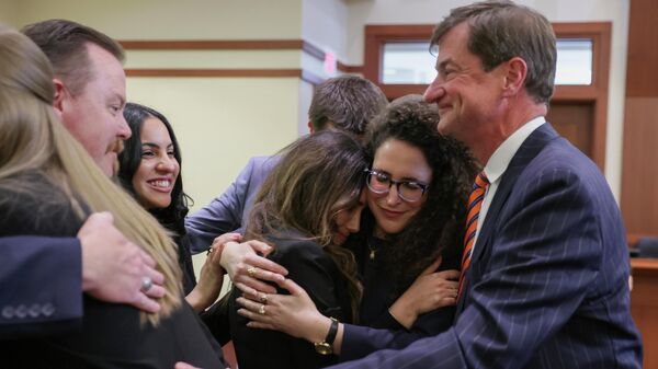 Адвокаты Джонни Деппа празднуют победу после оглашения приговора в окружном суде округа Фэрфакс, штат Вирджиния