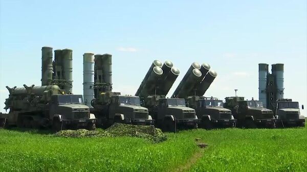 Расчет зенитной ракетной системы С-300ПМ2 Фаворит выполняет боевое задание в ходе специальной военной операции на Украине. Стоп-кадр видео