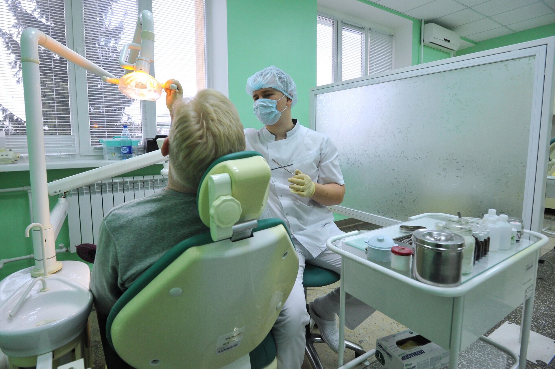 Стоматолог-терапевт во время приема пациента - РИА Новости, 1920, 02.06.2022