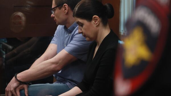 Марина Лукашевич и Артемий Рожков во время оглашения приговора в Мещанском суде Москвы. 2 июня 2022