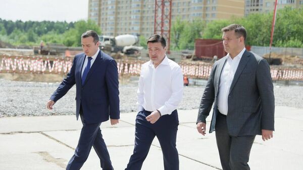 Губернатор Московской области Андрей Воробьев проверил ход строительства школы и детсада в Королеве