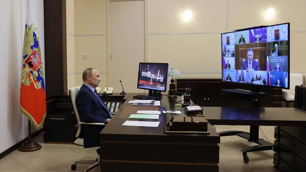 Президент РФ Владимир Путин проводит в режиме видеоконференции совещание по развитию дорожного строительства