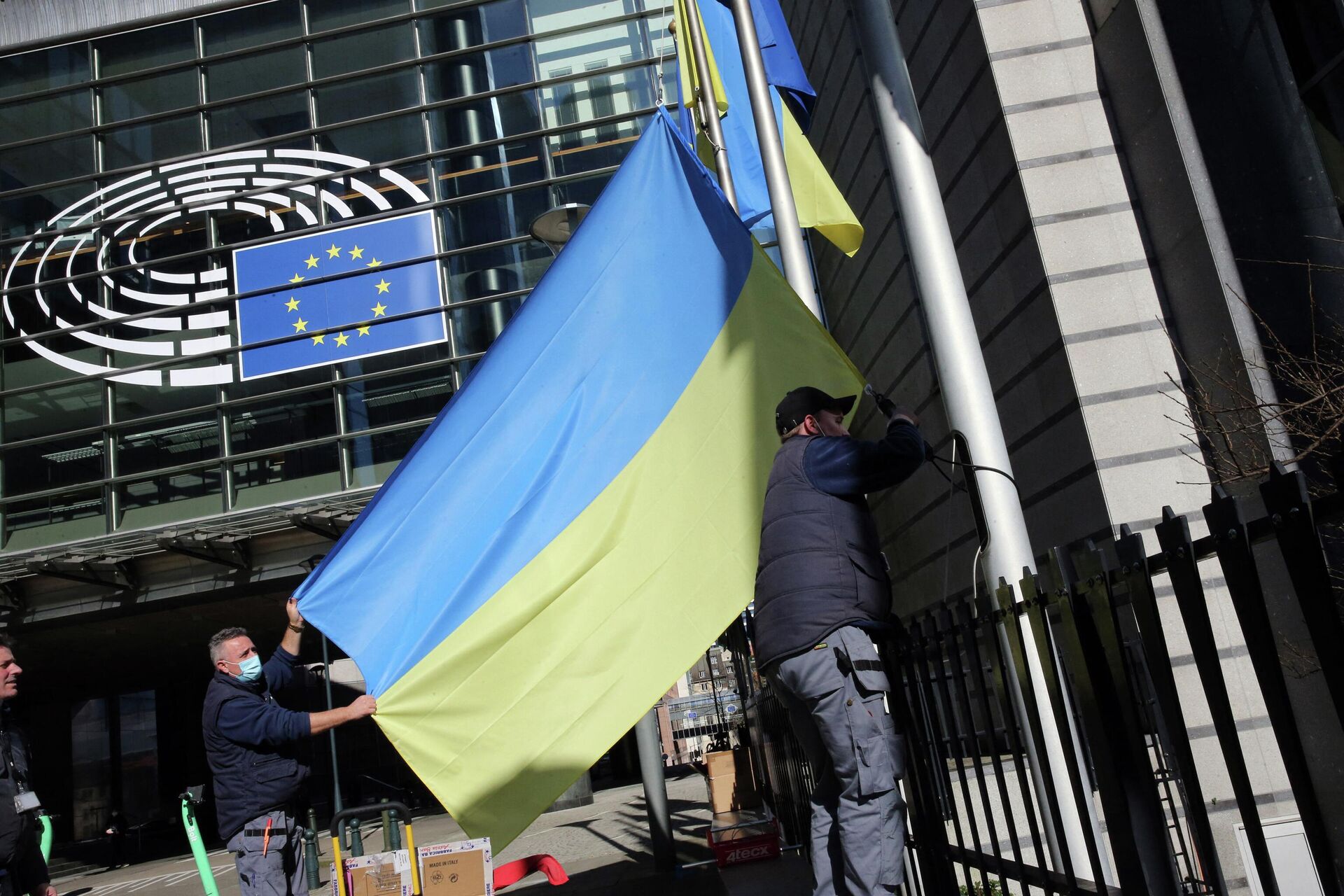 Украинский флаг поднят рядом с флагом Европейского Союза возле штаб-квартиры Европарламента, чтобы продемонстрировать поддержку Украины - РИА Новости, 1920, 02.06.2022