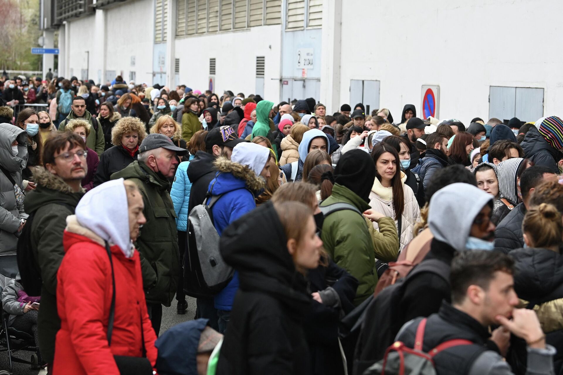 Украинцы стоят в очереди у центра приема беженцев в Париже, 17 марта 2022 года - РИА Новости, 1920, 02.06.2022