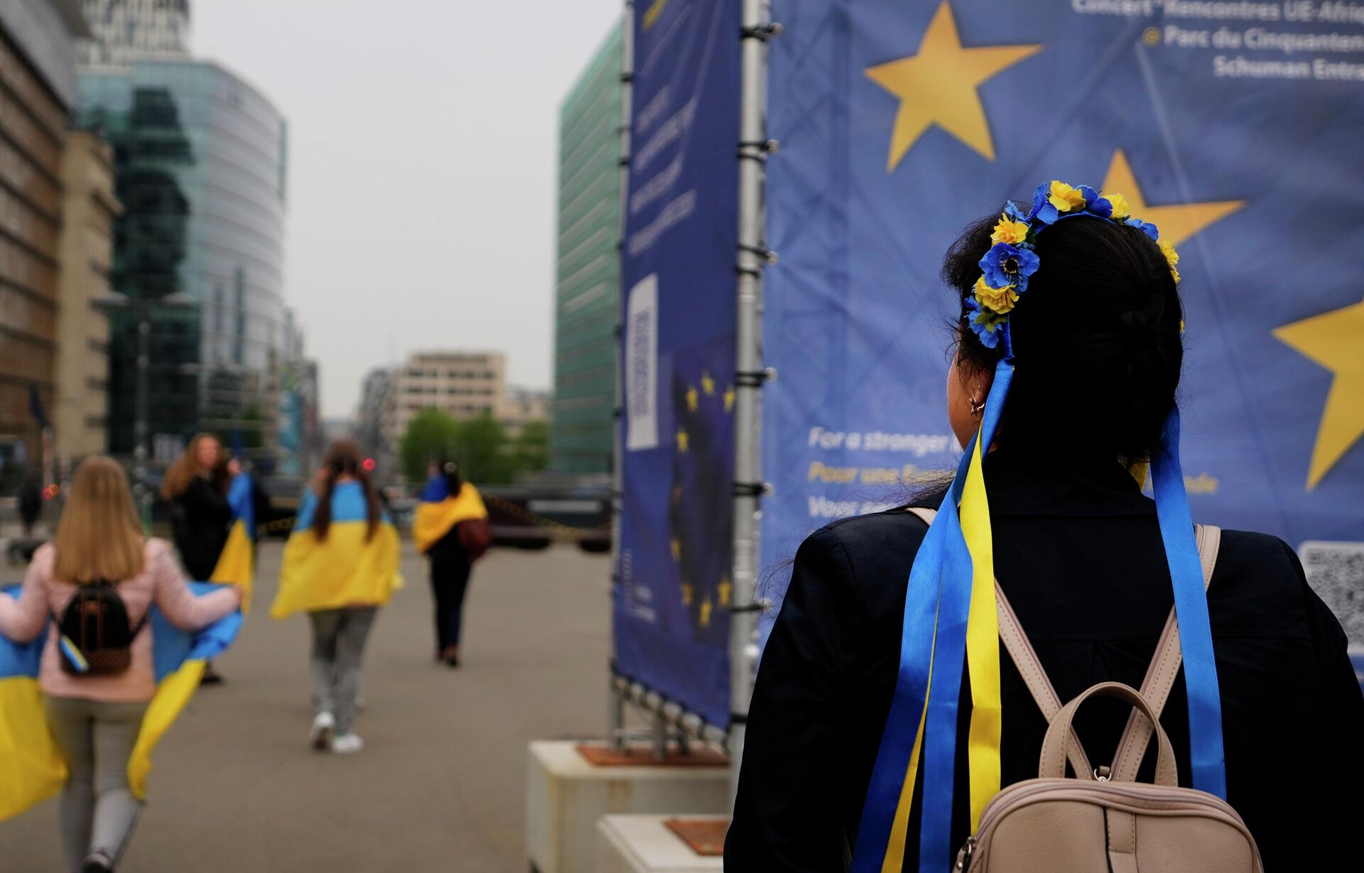 Протестующие несут украинские флаги, принимая участие в демонстрации возле штаб-квартиры ЕС в Брюсселе - РИА Новости, 1920, 08.05.2024