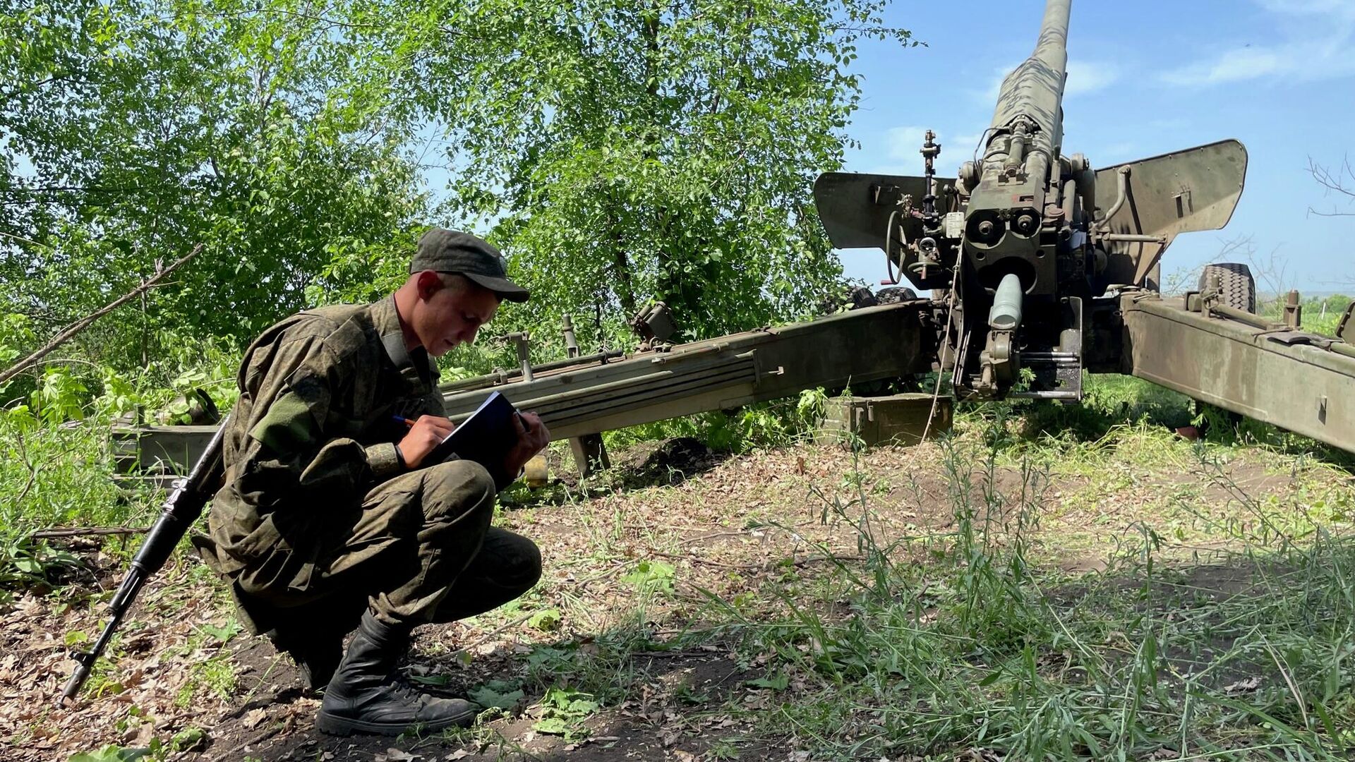 Позиции артиллеристов 9 полка армии ДНР восточнее Ясиноватой - РИА Новости, 1920, 16.09.2025