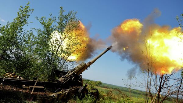 Выстрел из 152-мм орудия 2А36 Гиацинт-Б в Донецкой народной республике