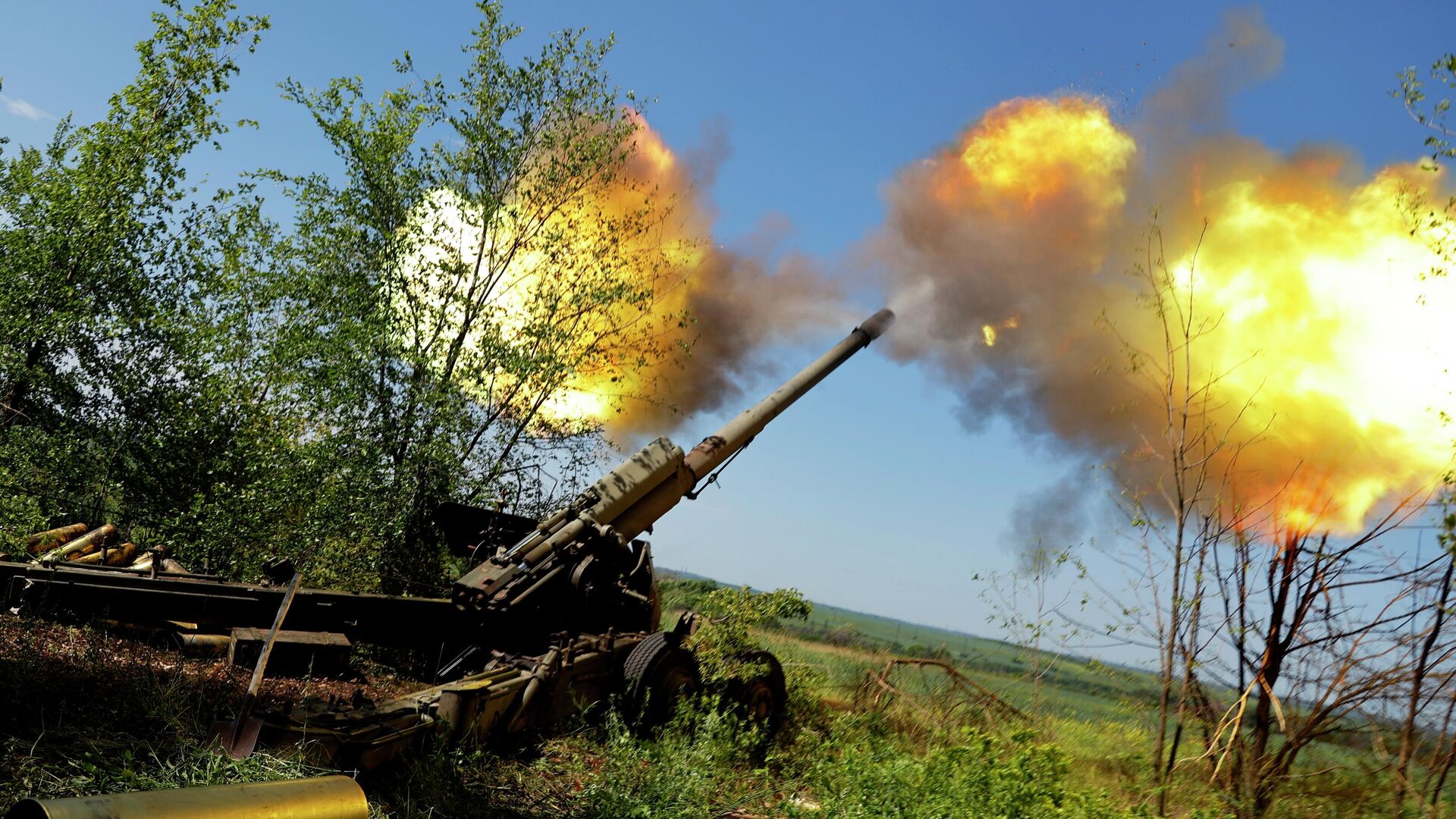 Выстрел из 152-мм орудия 2А36 Гиацинт-Б в Донецкой народной республике - РИА Новости, 1920, 03.06.2022