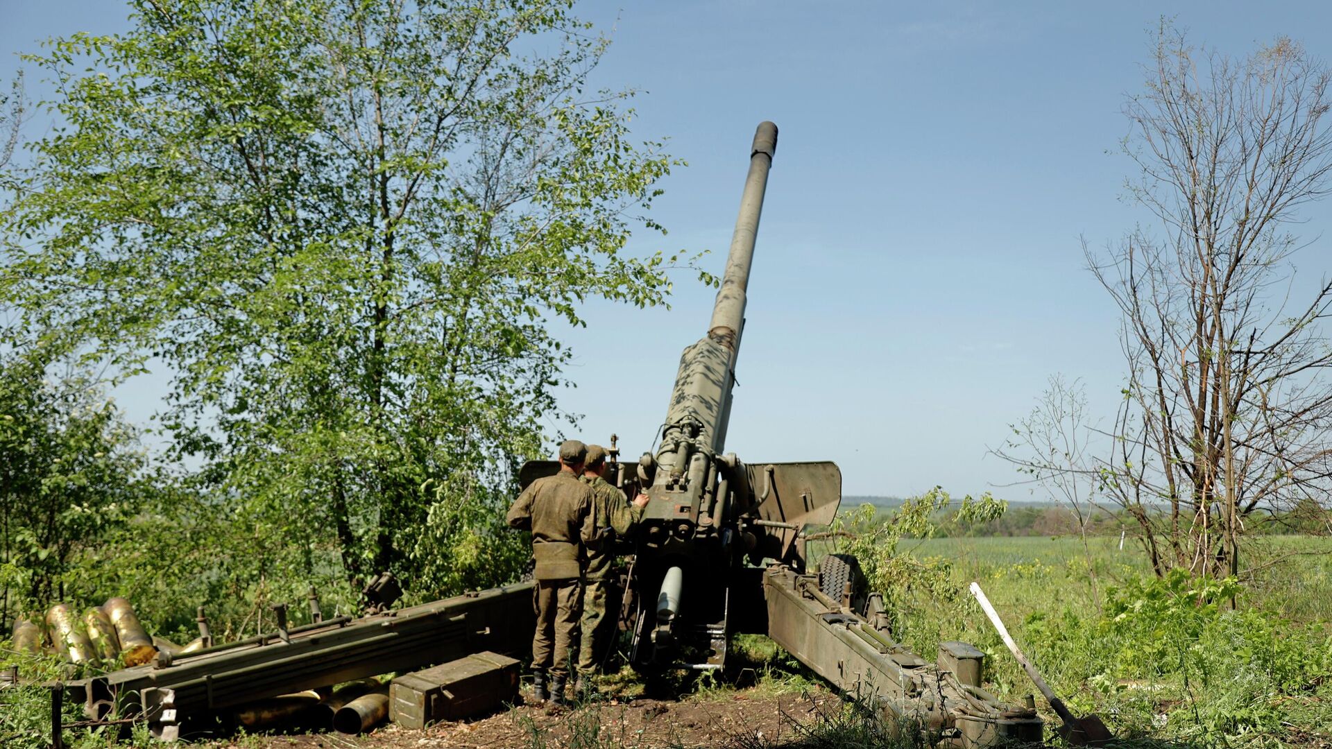 Военнослужащие 9-го полка НМ ДНР возле 152-мм орудия 2А36 Гиацинт-Б  - РИА Новости, 1920, 23.08.2022