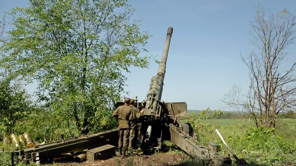 Военнослужащие 9-го полка НМ ДНР возле 152-мм орудия 2А36 Гиацинт-Б 