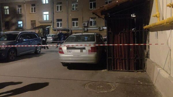 На месте убийства во дворе жилого дома на Комсомольском проспекте в Москве