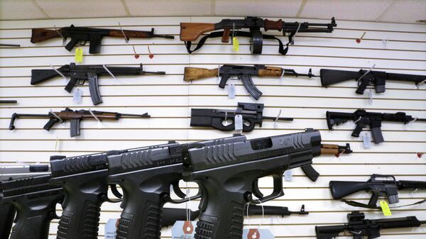 Штурмовые винтовки и пистолеты в оружейном магазине Capitol City Arms Supply в Спрингфилде, штат Иллинойс