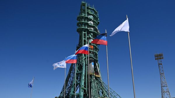 Церемония поднятия флагов перед запуском ракеты-носителя Союз-2.1а с транспортным грузовым кораблем Прогресс МС-20