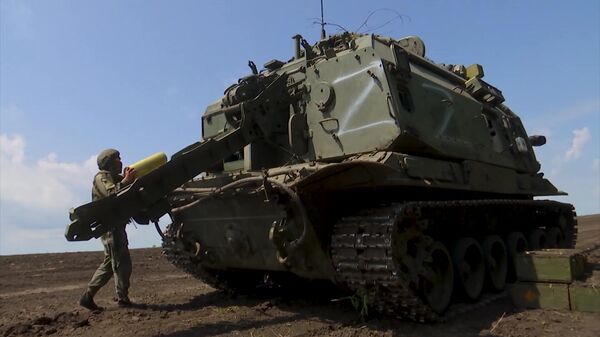 Расчет 152-мм самоходных гаубиц Мста-С выполняет боевое задание в ходе специальной военной операции на Украине. Стоп-кадр видео