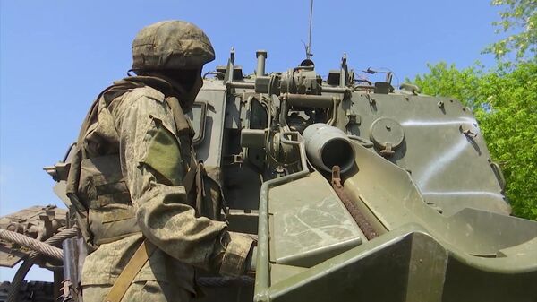 Расчет 152-мм самоходных гаубиц Мста-С выполняет боевое задание в ходе специальной военной операции на Украине
