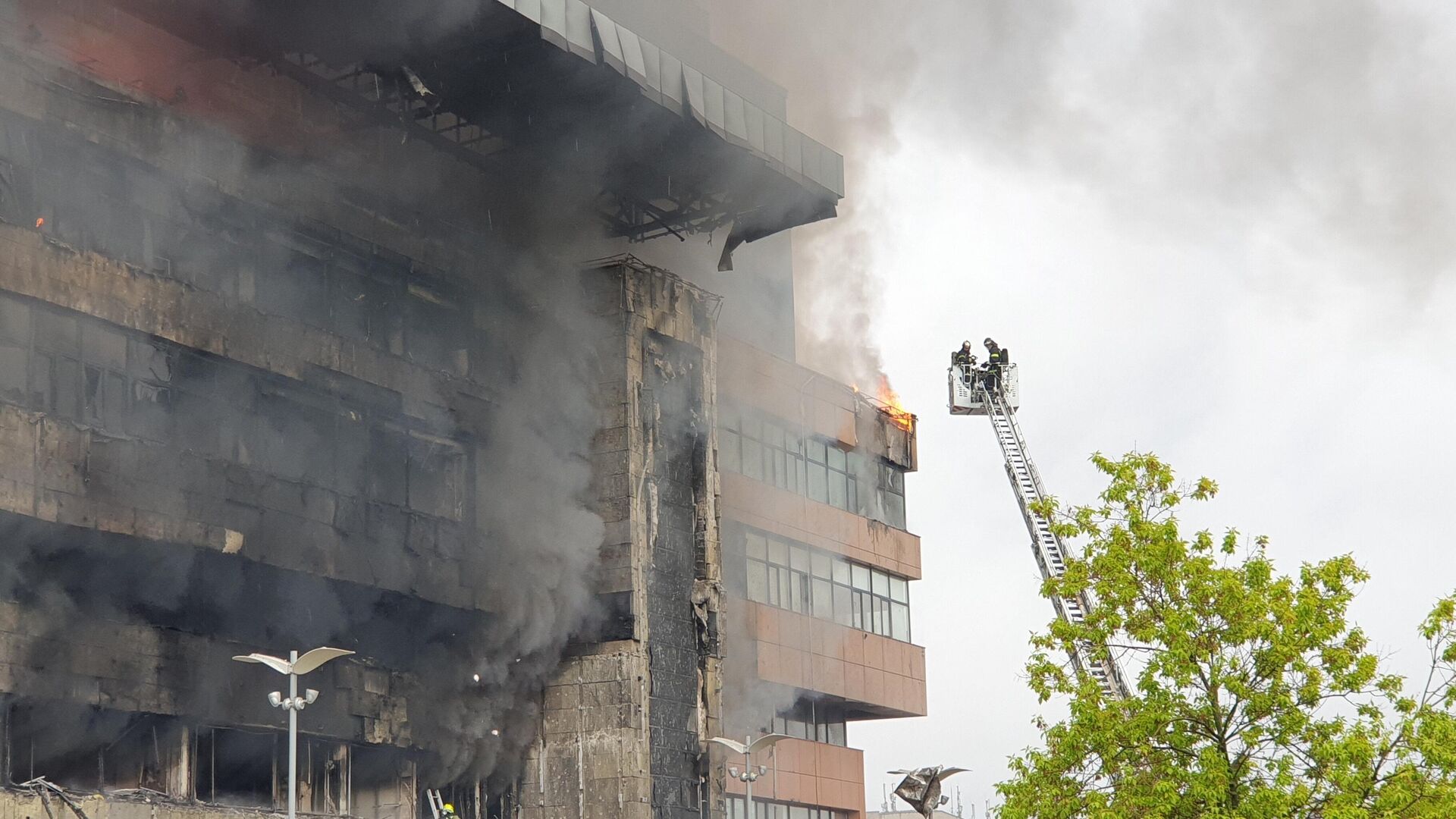 Пожар в бизнес-центре Гранд Сетунь Плаза в Можайском районе столицы - РИА Новости, 1920, 03.06.2022