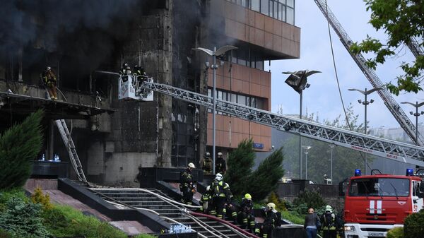Пожарные тушат возгорание в бизнес-центре Гранд Сетунь плаза на западе Москвы