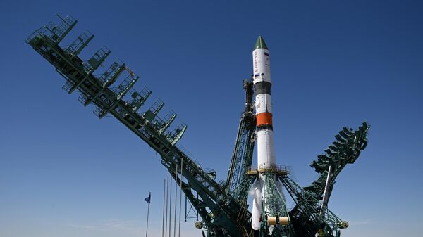 Подготовка к запуску ракеты-носителя Союз-2.1а с транспортным грузовым кораблем Прогресс на Байконуре