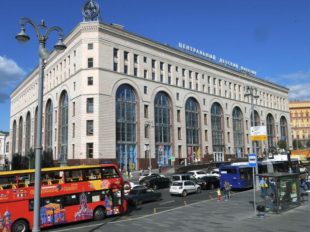 Здание Центрального детского магазина (ЦДМ) на Лубянке в Москве