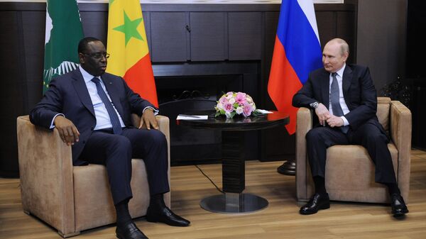 Президент РФ Владимир Путин и председатель Африканского союза, президент Сенегала Макки Салл во время встречи в Сочи