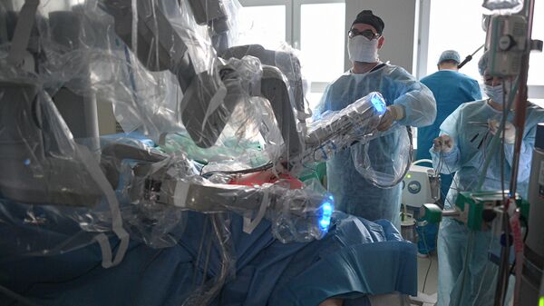 Хирург управляет роботом-хирургом Да Винчи во время хирургической операции