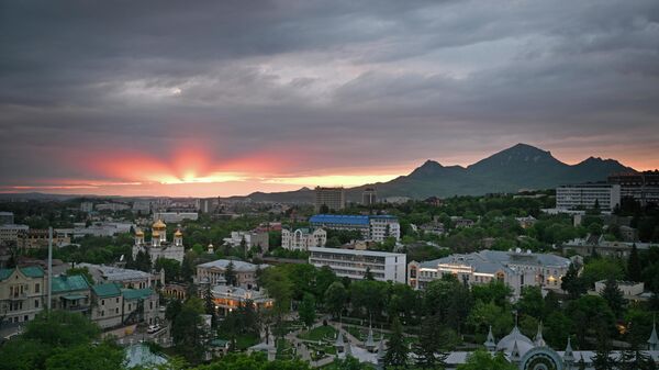 Город Пятигорск в лучах заходящего солнца у подножия Бештау