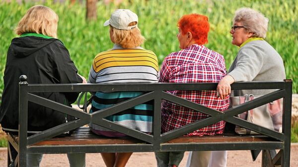 Пожилые женщины на скамейке в парке
