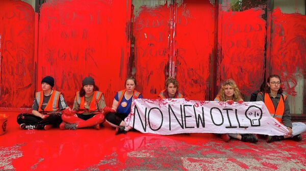 Активисты Just Stop Oil у облитого краской здания в Эдинбурге