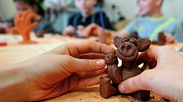 Дети на занятиях в мастерской у керамиста Дмитрия Горнилова в Ессентуках