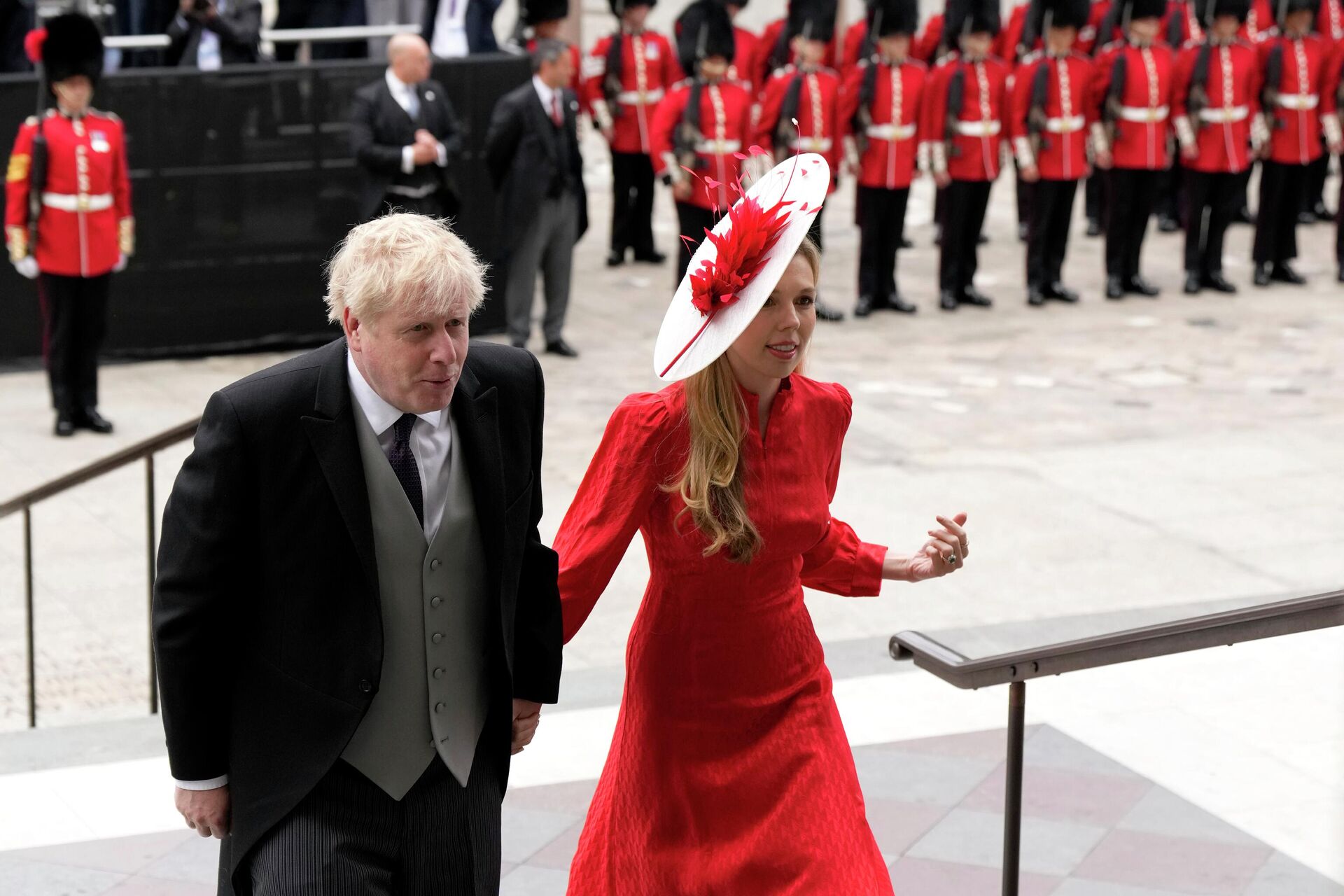 Премьер-министр Великобритании Борис Джонсон и его жена Кэрри Симондс перед  праздничной мессой в честь платинового юбилея королевы Елизаветы II - РИА Новости, 1920, 23.06.2022