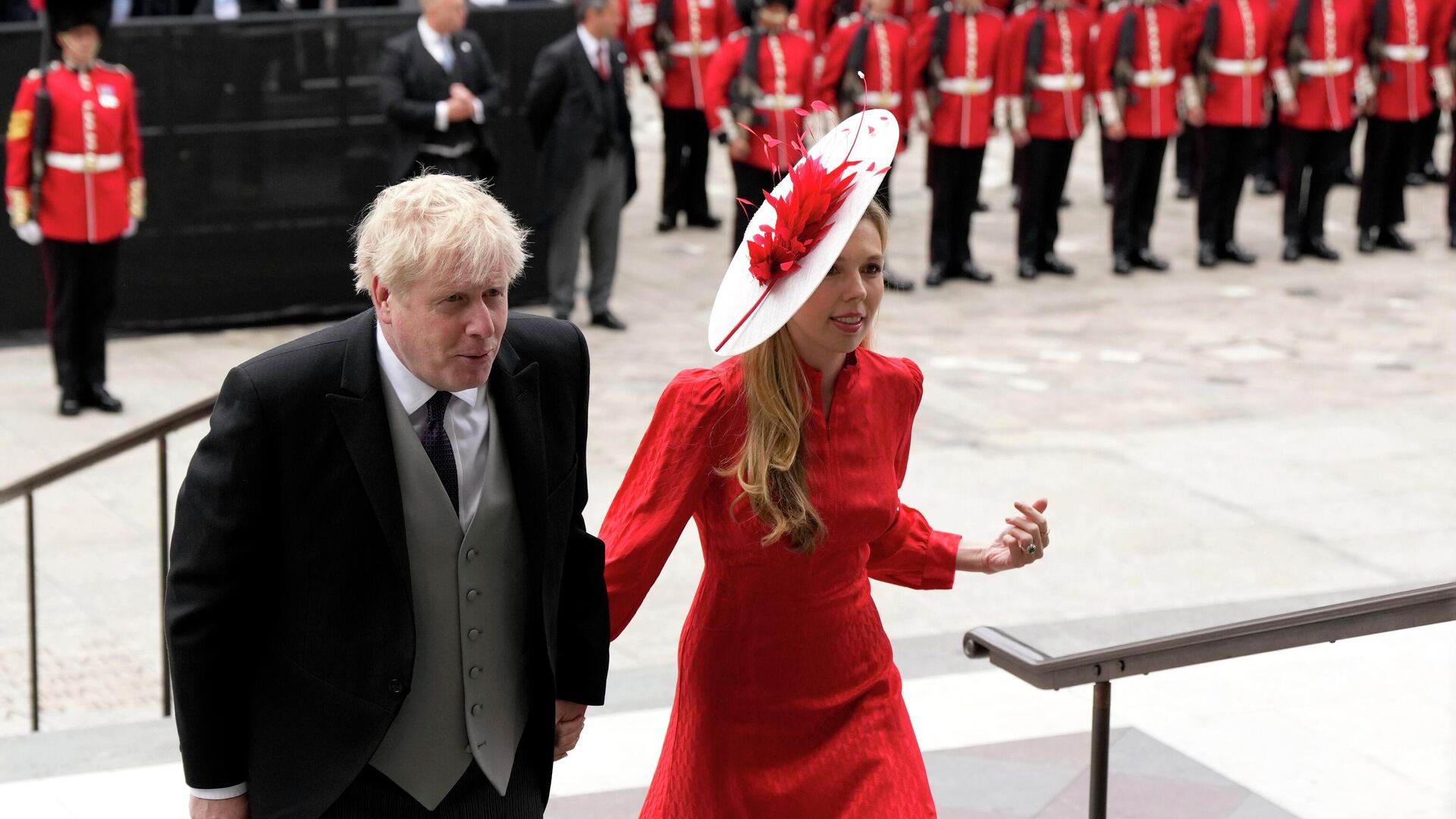 Премьер-министр Великобритании Борис Джонсон и его жена Кэрри Симондс перед  праздничной мессой в честь платинового юбилея королевы Елизаветы II в Лондоне. 3 июня 2022 - РИА Новости, 1920, 03.06.2022