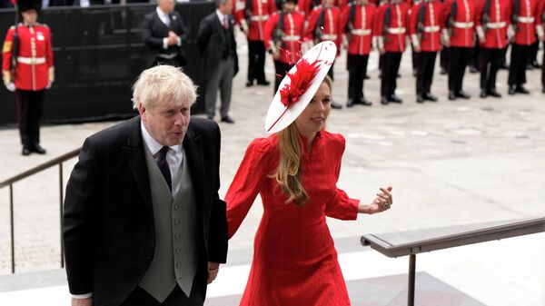 Премьер-министр Великобритании Борис Джонсон и его жена Кэрри Симондс перед  праздничной мессой в честь платинового юбилея королевы Елизаветы II в Лондоне. 3 июня 2022