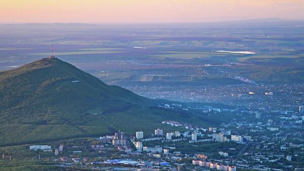 Вид на подножие горы Бештау и город Пятигорск на рассвете