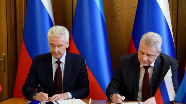 Мэр Москвы Сергей Собянин и премьер ЛНР Сергей Козлов подписывают соглашение о сотрудничестве
