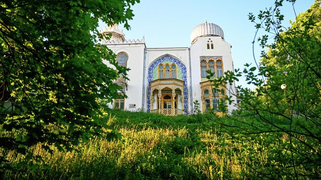 Дворец Эмира Бузарского в Железноводске в псевдомавританском стиле. Дворцовый ансамбль является памятником архитектуры начала XX века. Находится на территории санатория имени Эрнста Тельмана