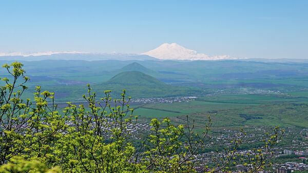 Вид на Пятигорск и Эльбрус с вершины горы Машук